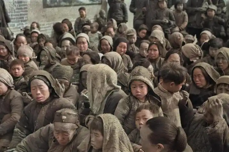 原创 1942年河南饥荒上色老照片:任何吃的都比人值钱 孩子自生自灭