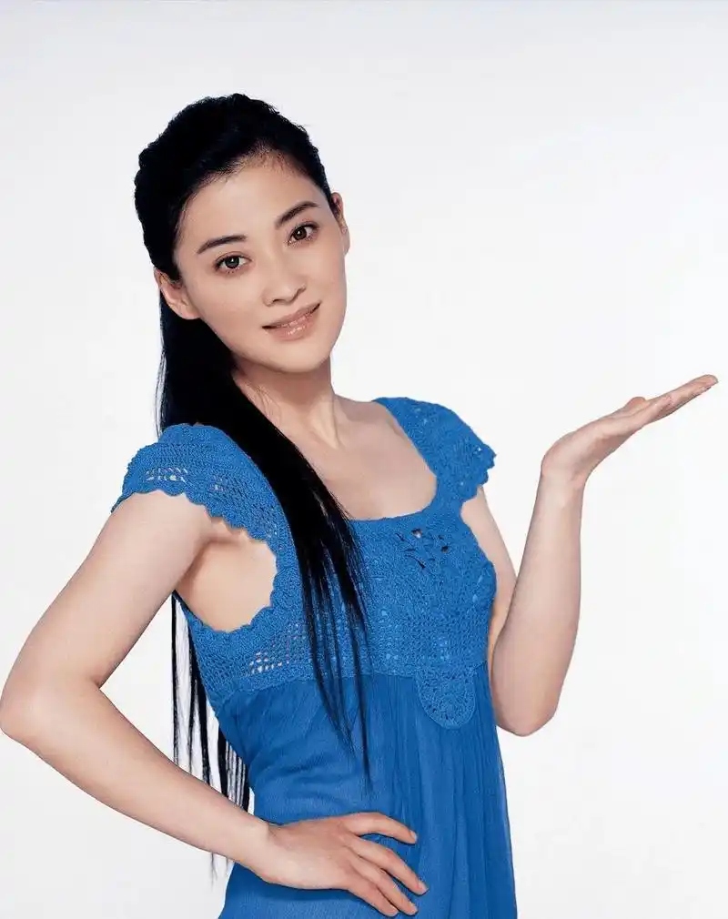 梅婷素颜现身机场,年龄增长的态度 梅婷素颜现身机场,展现出历经岁月