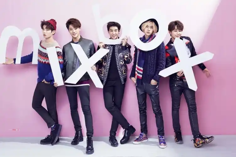 uniq出道五周年# #全世界最好的uniq# cr:logo