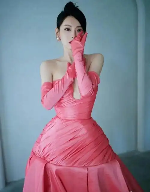 张嘉倪越来越放的开,穿粉色连衣裙领口开这么低,不敢直视