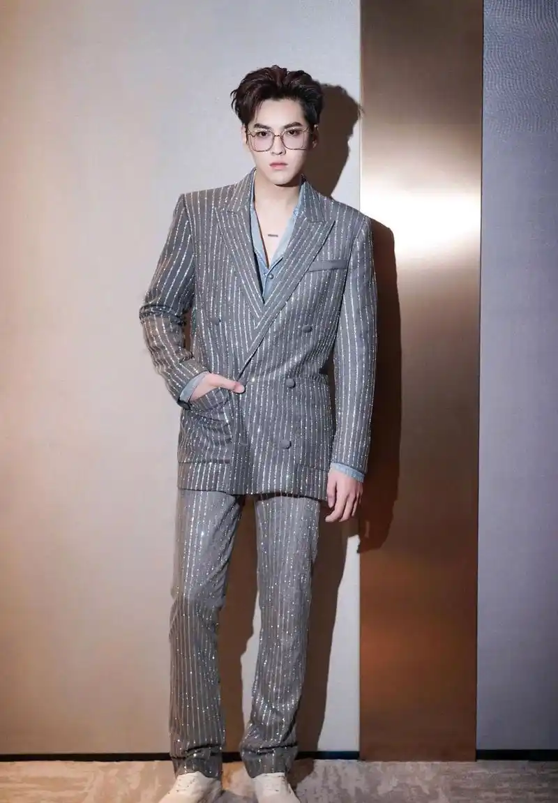 吴亦凡身着银灰色条纹西服套装出席活动,造型诱惑十足