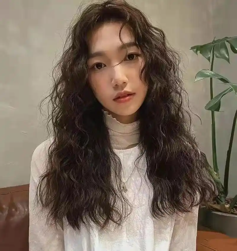 只要会涂抹造型品,会用吹风机烘干头发就能打理好冷烫的卷发发型