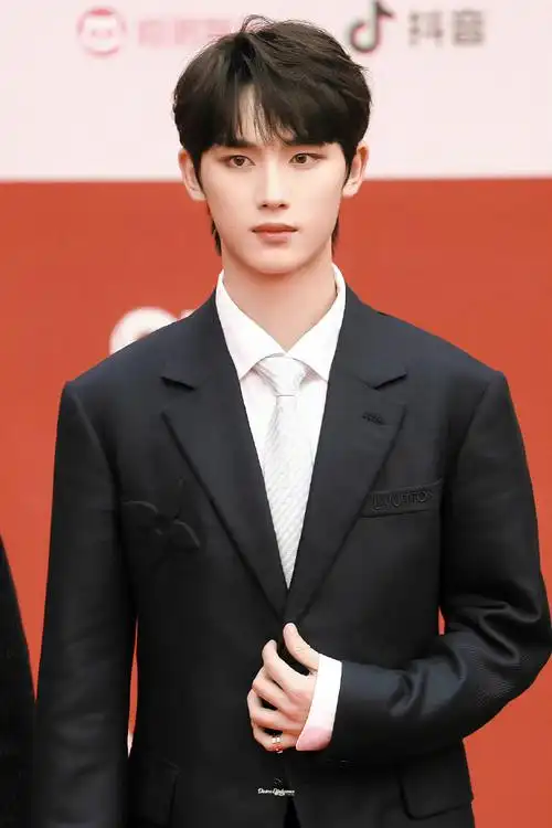 丁程鑫能不能把西装焊身上##北影节红毯上的明星们