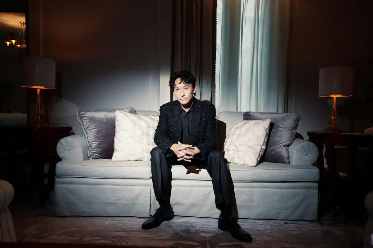 张震暗夜光影氛围感大片# 今日張震 出席品牌活动,黑色西装造型含蓄