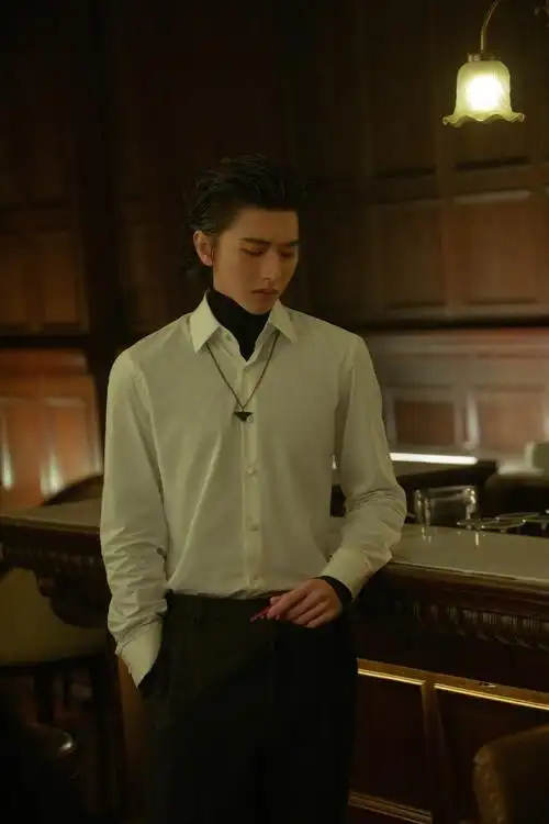 蔡徐坤简约搭配帅气十足