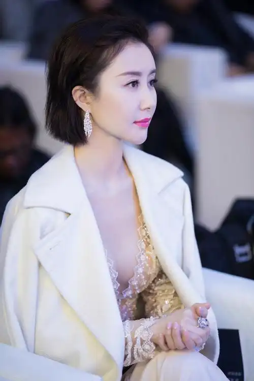 舒畅性感深v诱人蕾丝裙活动照图片_明星_美桌网