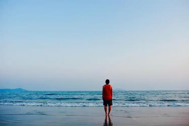 我不是一定要你回来 br /> 只是当又一个人看海 br /> 回头才发现你不