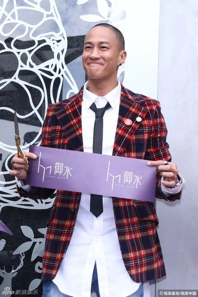 光头何润东笑容满面