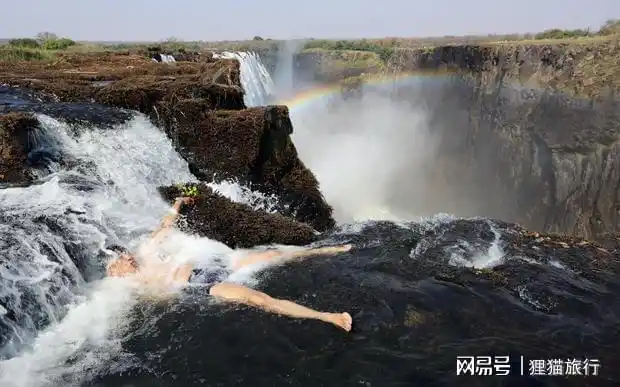 全球最危险的泳池"魔鬼池",无保护在110米高瀑布边缘游泳