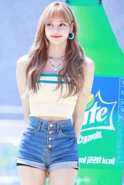 lisa在回归mv中风格大变,走起了黑皮欧美风,对比原来的韩国女团风还