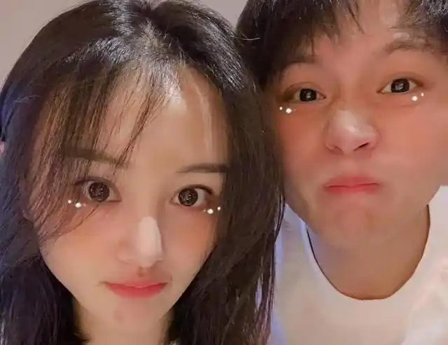 郑爽与男友自驾游美国恩爱如常张恒罕见脱帽1细节令人担忧