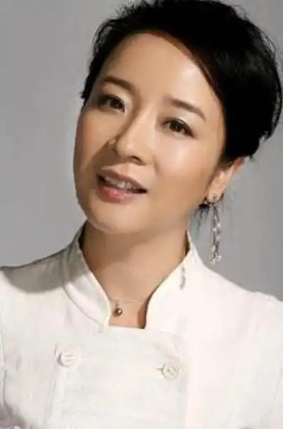 "国民媳妇"陈小艺52岁晚节难保?丈夫长相普通,小鲜肉有什么好