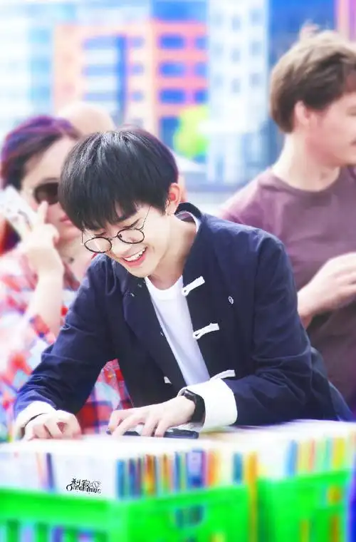 tfboys-易烊千玺  不过每次飞国外行程都好满,辛苦啦期待早日在电影