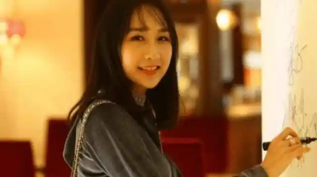 原创雷佳音为何从不晒妻当看到她老婆的照片时网友是男人都不晒