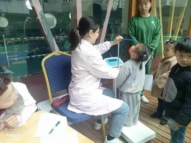 龋齿检查,查看喉咙扁桃体,脊柱和四肢检查是否有佝偻病,观察外生殖器