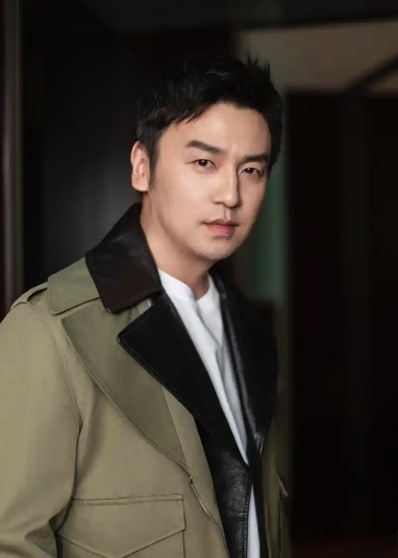 雷佳音造型look虽迟到但从不缺席!