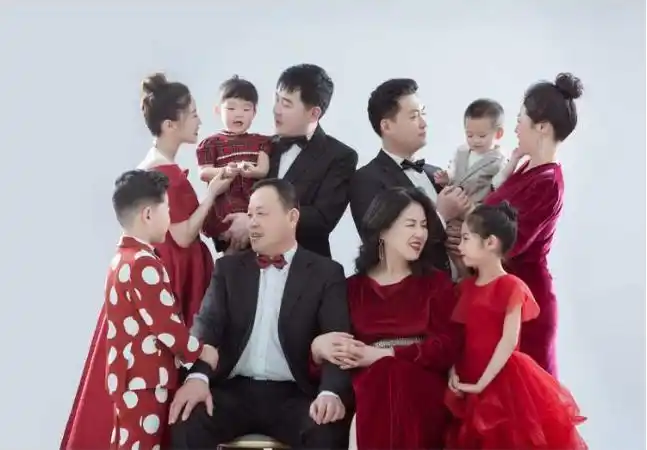 金宝贝摄影499元全家福套餐便装照一组礼服照一组8寸摆台挂轴放大一幅