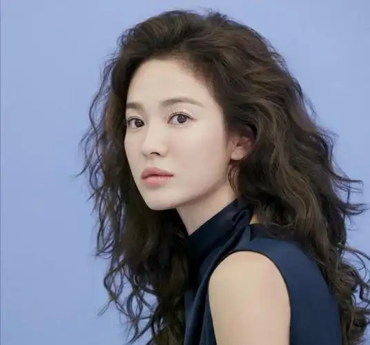 宋慧乔的这款海藻卷发发型不挑脸型,显发量显脸小增高,你烫了吗