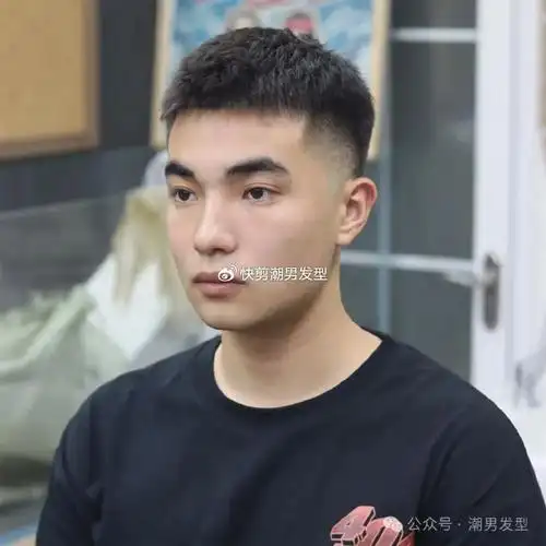 第二款:栗子头短发在近两年比较流行的男生短发发型中,莫过于这种前刺