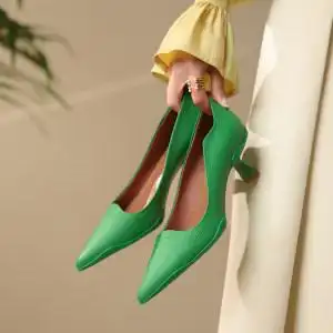 气质高跟鞋女2022年新款小众设计绿色高级感真皮尖头浅口细跟单鞋