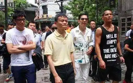 当年谁打了刘德华 为何向华强都不敢帮忙, 赵本山却一出面解决了_东北