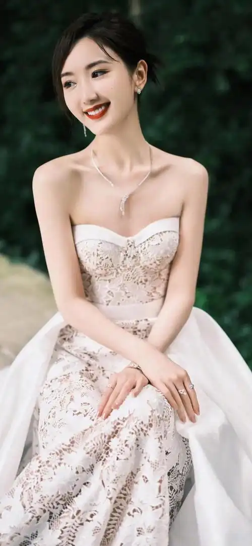 毛晓彤,她的美丽与才华早已在影视圈内传为佳话.