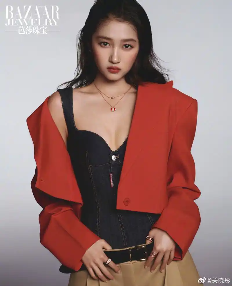 关晓彤晒出最新造型照,露出黑色内衣,网友直呼美丽