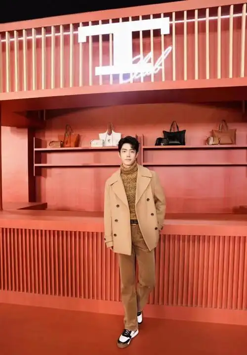 "设计师"出身的肖战,审美比较高,穿搭造型一直都在线,是一个时尚感很