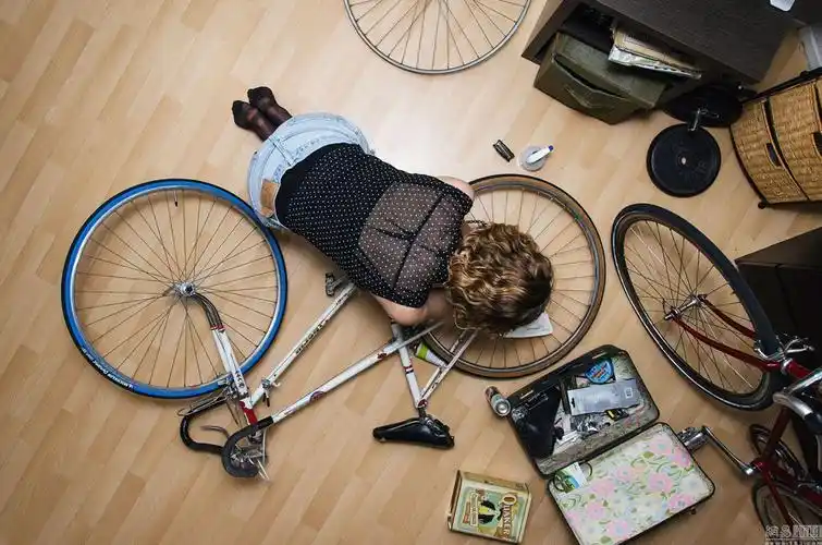 摄影师俯拍生活中的人们