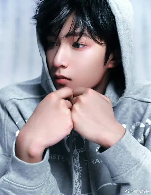 刘耀文异空间主题写真,卫衣搭配牛仔裤,休闲日常,潮酷又不张扬.