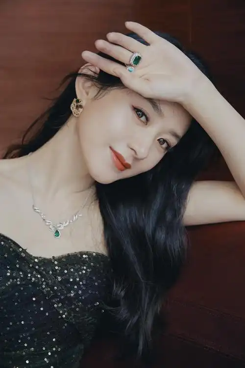 今日赵丽颖出席活动身着一袭星空渐变抹胸裙