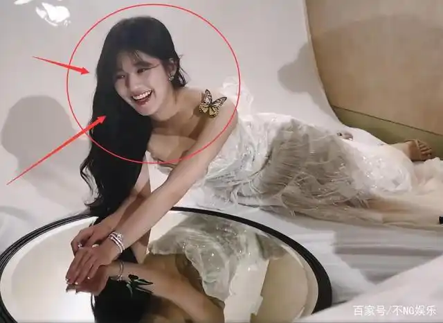 赵露思大片花絮曝光,后期忘记p图,镜子里的脸蛋认真的?