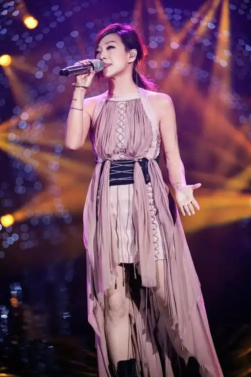 林忆莲中年发福穿斜肩红色上衣高级时髦意外惊现麒麟臂