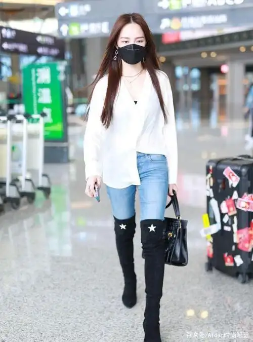 容祖儿靠穿搭获胜!格子衫 过膝长靴玩下衣失踪,瘦得令人羡慕