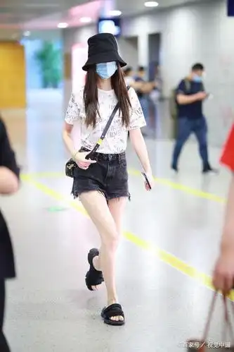 angelababy穿字母t恤,搭配牛仔短裤,秀出纤细美腿苗条又年轻