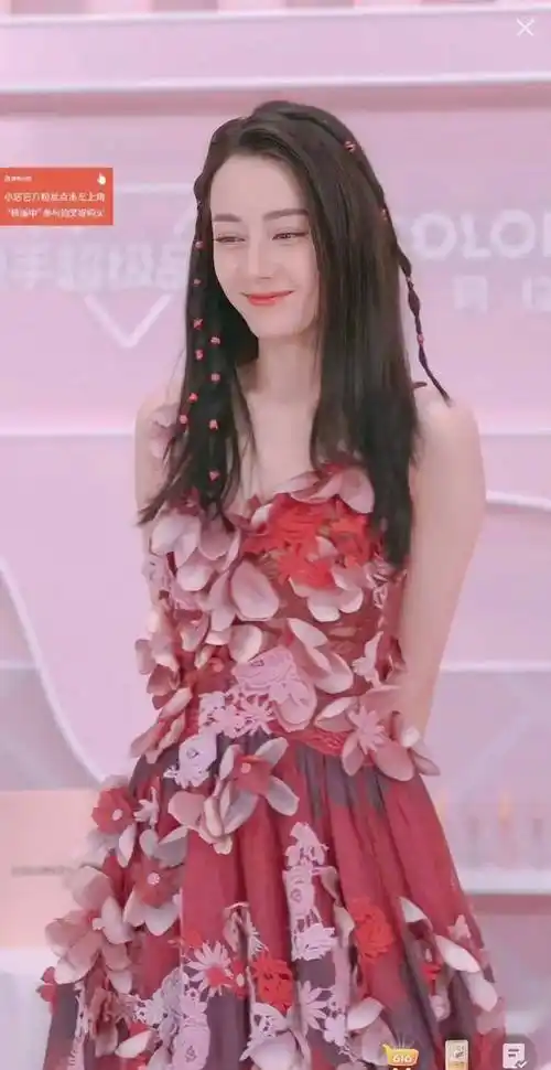 今天的迪丽热巴是充满异域时尚的玫瑰花仙子!