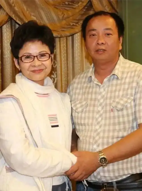 人李杰在网上分享了一段视频,意外曝光了很久都没有露面的董文华近况