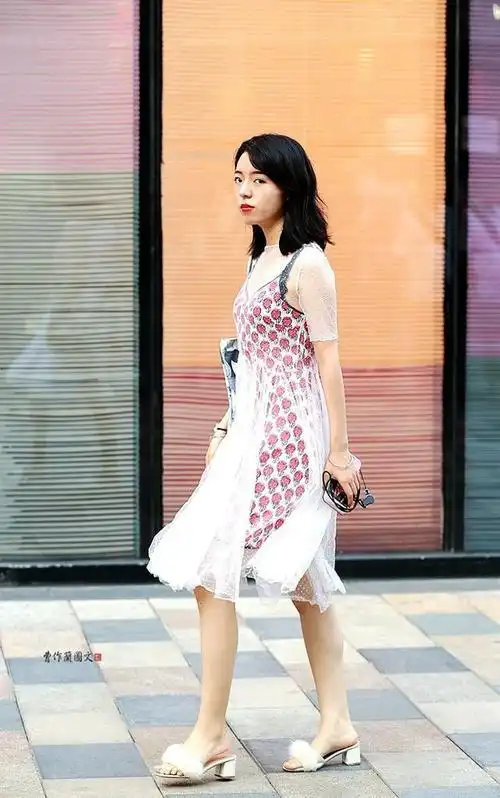 街拍:姿彩万千的凉鞋美女