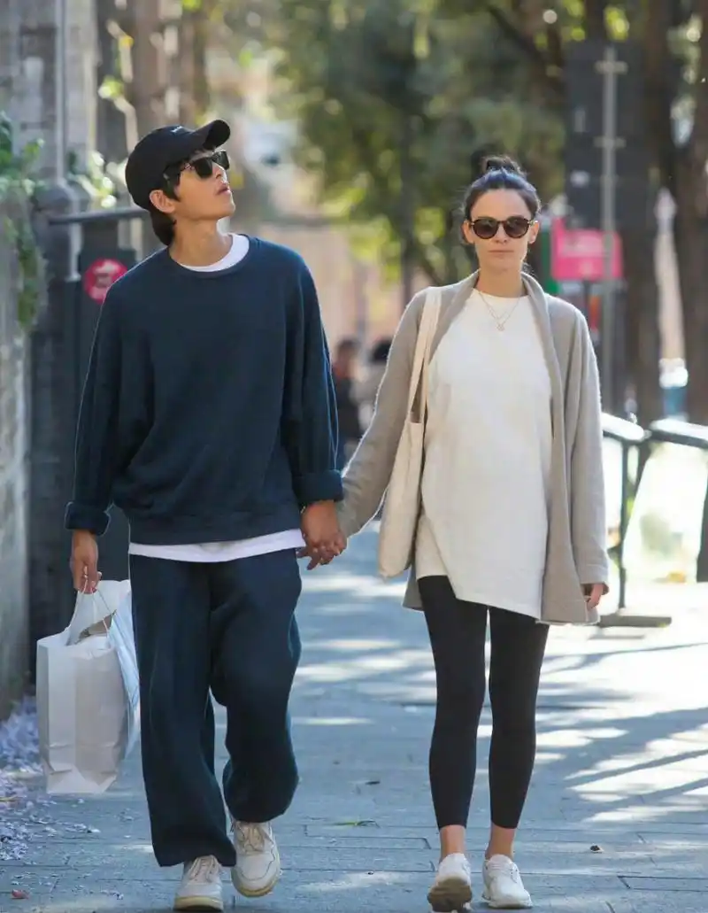 宋仲基与老婆牵手逛街好甜啊!