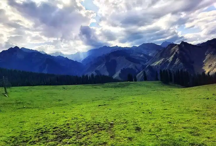 天山高山草原秋色