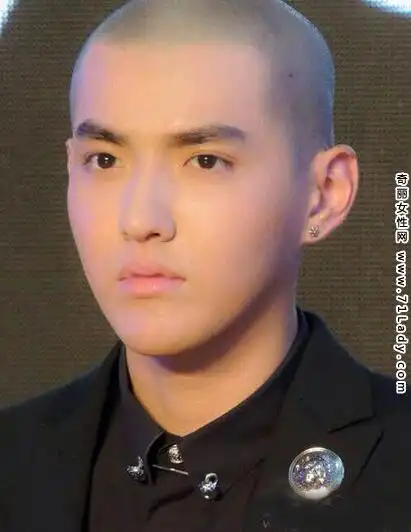 吴亦凡为什么剃光头 吴亦凡光头照片被骂好丑