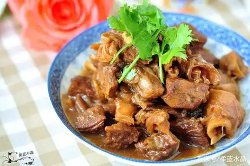 原来炖牛肉里加入这个可以使牛肉不油腻还可以缩短炖制时间