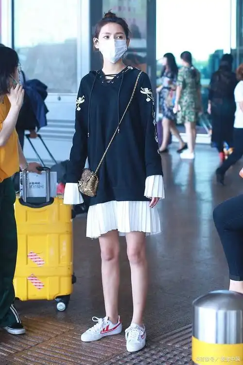 这绝对是江疏影最无语的时刻,身高168的她穿上五公分的高跟鞋,站在182