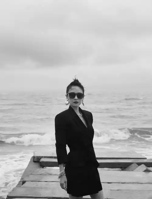 章子怡海边黑白光影大片曝光 深v黑西装成熟性感