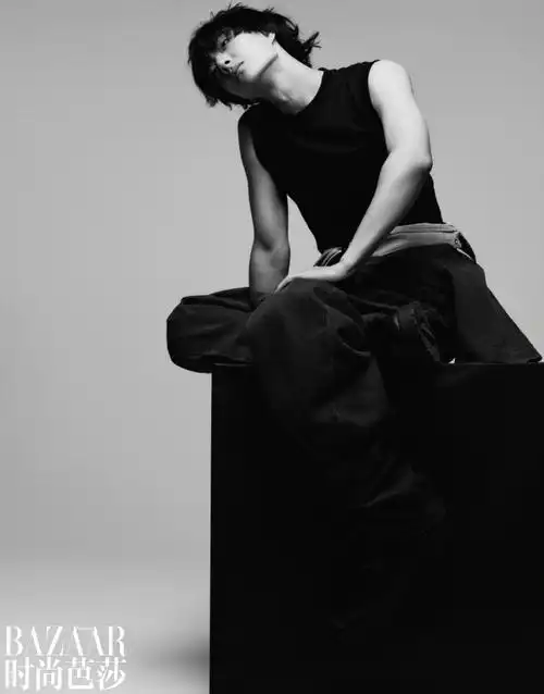 时尚芭莎 王一博##王一博卷毛吐舌