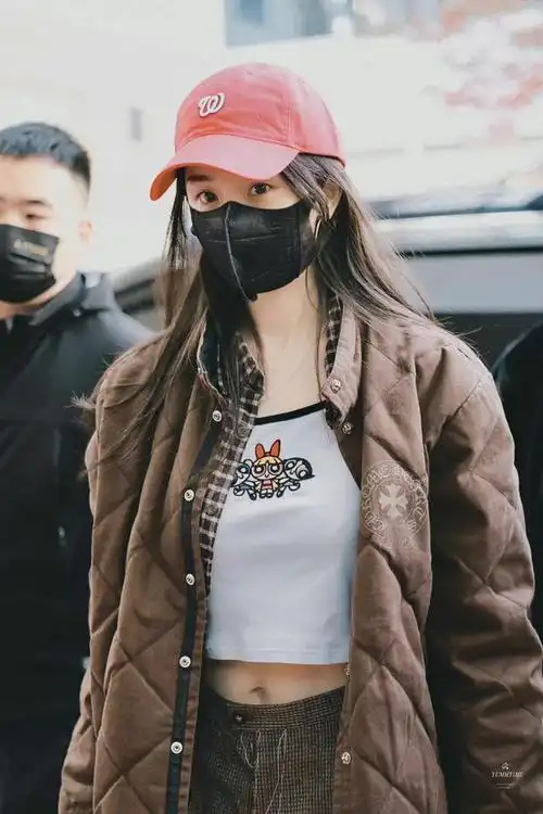 杨幂真懂时尚感棒球服内配露脐装外热内凉打扮好抓人眼球