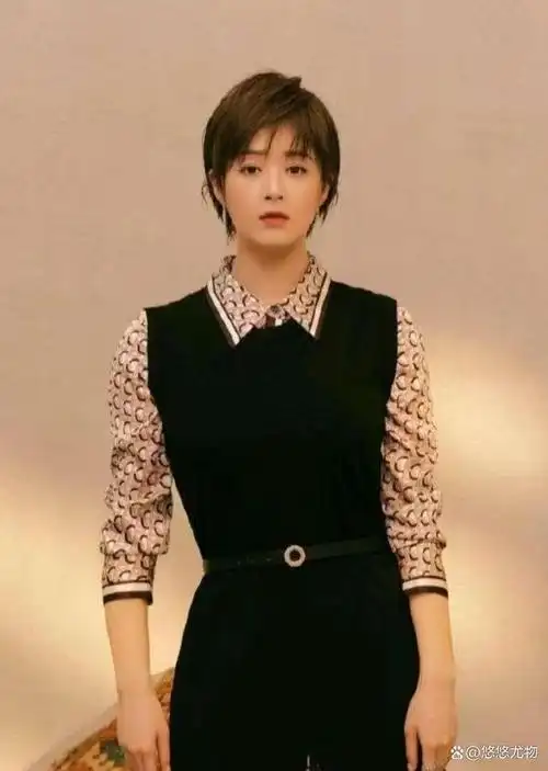 蒋欣引领了一种适合微胖女性的齐唇发短发趋势,时尚又能年轻化