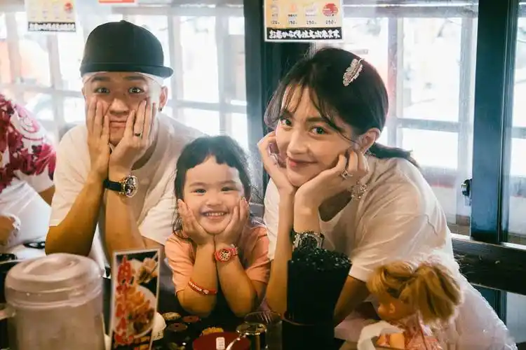 包贝尔女儿8岁生日,包文婧晒孩子萌照,饺子大眼睛灵动颜值逆袭_时候