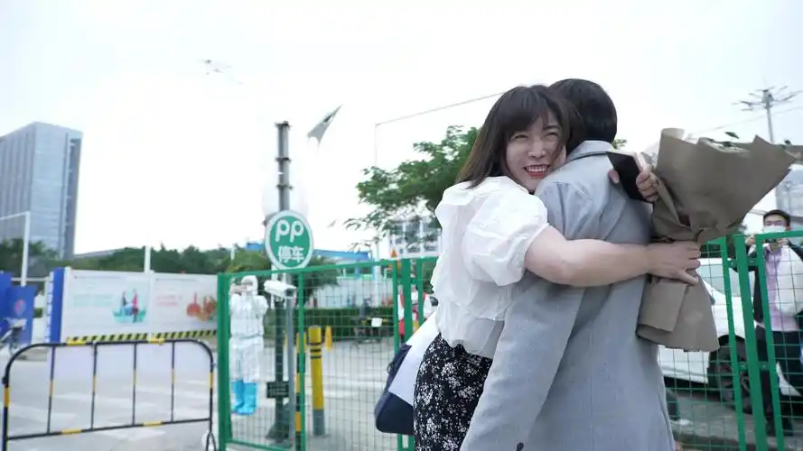 紧紧相拥因疫情分离234天中韩夫妻在深圳平湖相聚