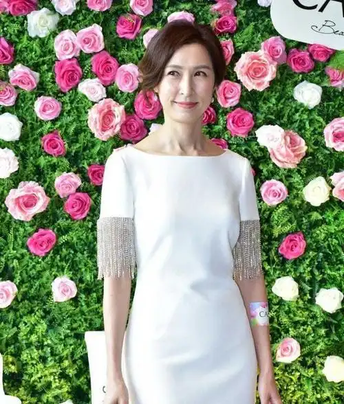 50岁朝上的女人怎么穿郭蔼明的秘诀穿衣不扮嫩风格要知性